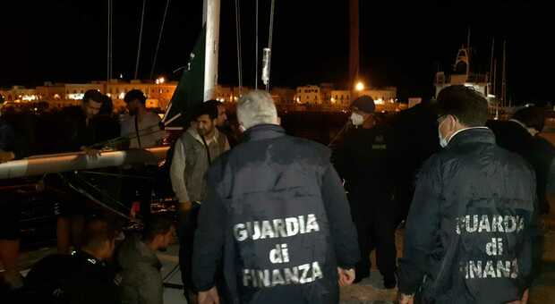 Ottanta migranti alla deriva avvistati a Torre Mozza: è il terzo sbarco nel Salento in 24 ore