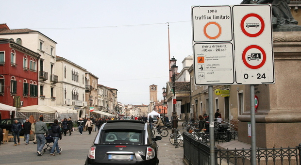 Ztl a Chioggia, scatta la polemica dei commercianti: «Prima nuovi parcheggi a buon prezzo»