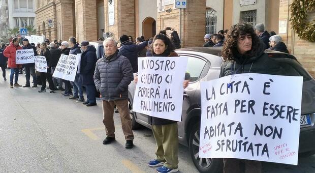 Parcheggi, il flash mob dei residenti a Civitanova: «Città invivibile, oppressi dal traffico»