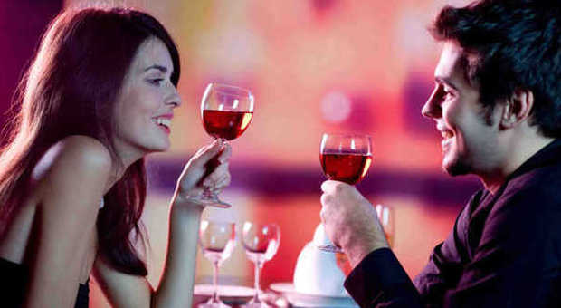 Ecco il metodo per scoprire se è vero amore: bastano una bottiglia di vino e due bicchieri
