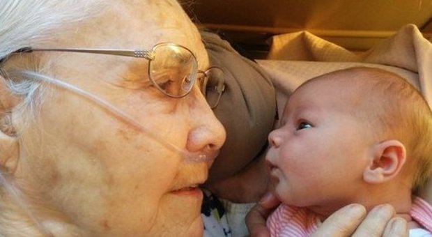 La neonata Penelope e la bisnonna di 92 anni: la foto del primo incontro commuove il web