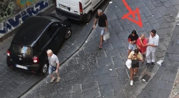 Napoli, raid alla Pignasecca: turista scippata e trascinata finisce in ospedale