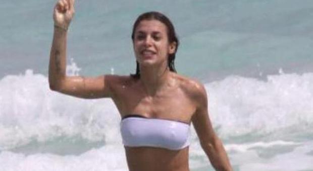 Elisabetta Canalis sexy in bianco Bikini trasparente tra le onde