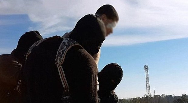 Isis, nuova esecuzione di un omosessuale: giù dal palazzo sotto gli occhi della folla entusiasta