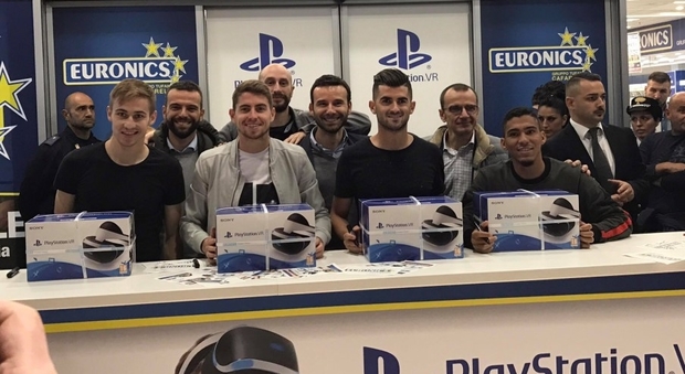 I calciatori del Napoli giocano "di testa" alla nuova Playstation VR