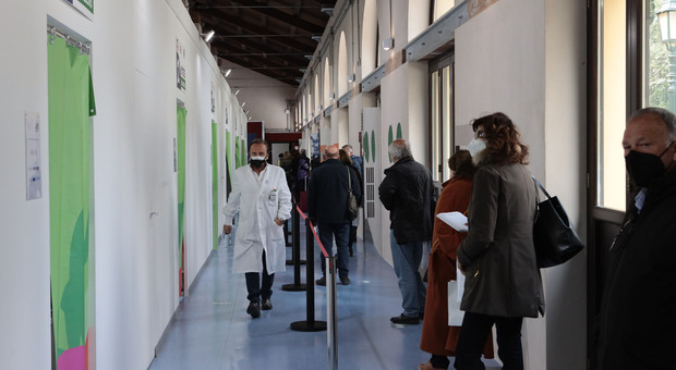 Covid: vaccini verso quota 500mila, forte accelerazione in Campania