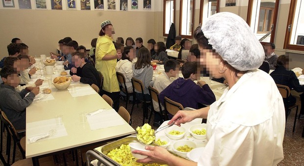 I Nas nelle mense scolastiche del veneziano: scattano multe per 4.400 euro. «Carenze igieniche e violazione del divieto di fumo»