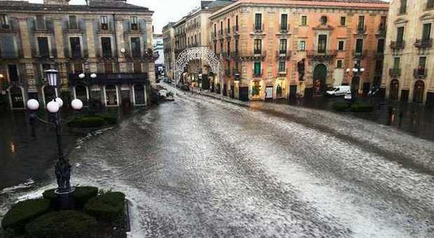 Catania, violentissima grandinata: traffico in tilt, danni a scuole e case