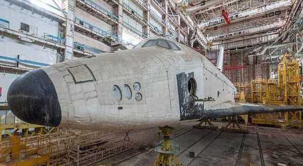 Uno dei due Buran sovietici abbandonati in un hangar