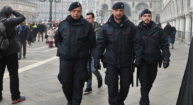 Carabinieri in piazza San Marco durante il Carnevale (archivio)