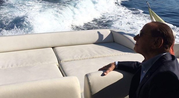 Berlusconi va a Ischia per un comizio, il suo yacht si rompe in mare aperto