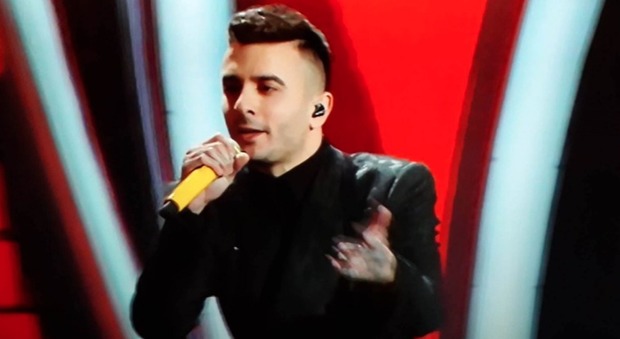 Sanremo 2020, Junior Cally stupisce tutti e si esibisce senza maschera. Tripudio social: «Bella canzone»