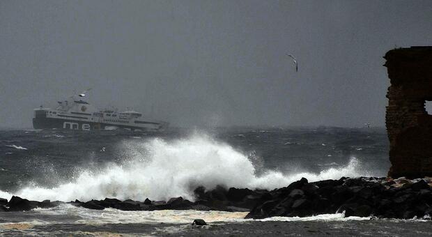 Maltempo, mare e vento troppo forti: Capri isolata, niente aliscafi per Ischia e Procida