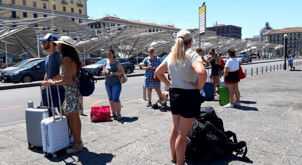 Napoli, negozi aperti ad agosto Armato: turisti sempre più numerosi