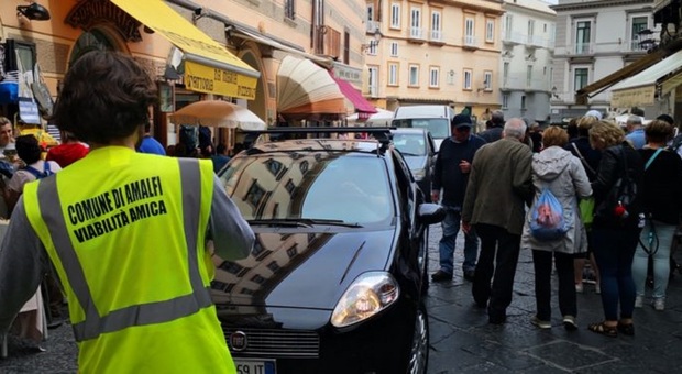 Ausiliari del traffico nel centro storico di Amalfi