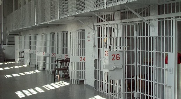Detenuto aggredisce poliziotti in carcere: l'allarme del sindacato