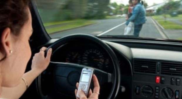 Cellulare alla guida, cambiano le sanzioni: patente ritirata e meno 5 punti