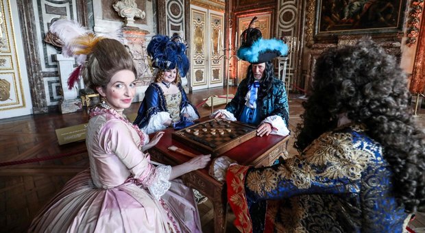 Versailles, la festa in maschera apre le danze per il "Grande Ballo"