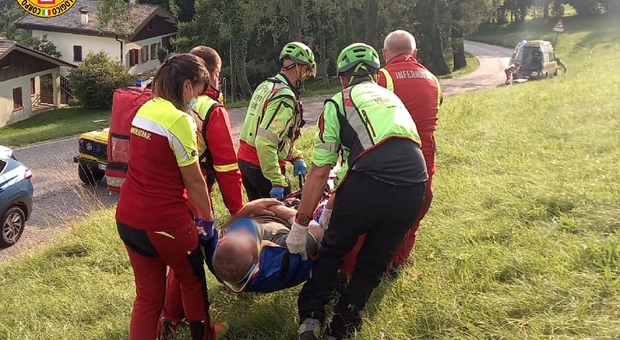 Il ferito trasportato fino all'ambulanza dagli uomini del soccorso alpino