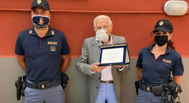 Napoli, festa di compleanno in commissariato per il 90enne di Secondigliano accompagnato dai poliziotti a fare il vaccino