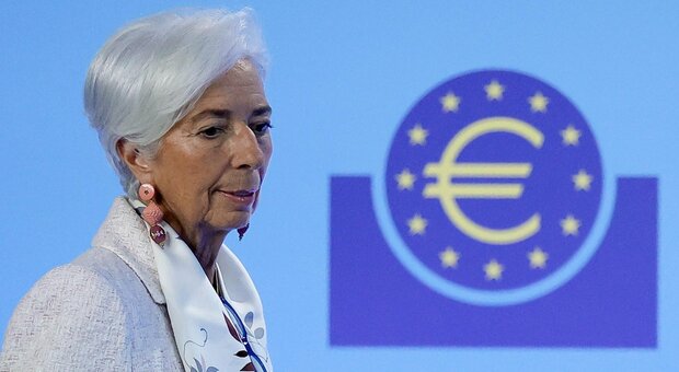 La Bce alza i tassi al 4,50% e taglia le stime sul Pil dell'Eurozona allo 0,7% nel 2023: «L'inflazione è ancora troppo alta»