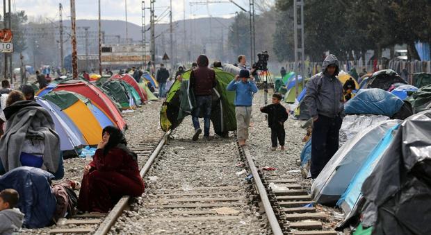 Profughi in attesa di entrare in Europa