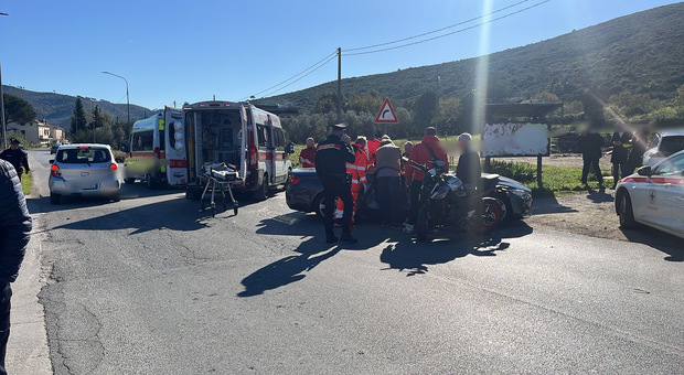 Castellabate, violento scontro tra auto e moto sulla Via del Mare: due feriti