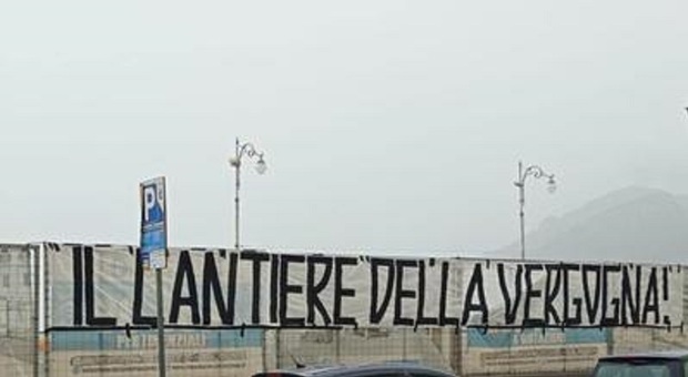 Lo striscione di protesta a piazza Cavour