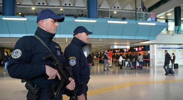 Roma, in aeroporto con 250mila euro falsi nel trolley: 24enne arrestato a Ciampino