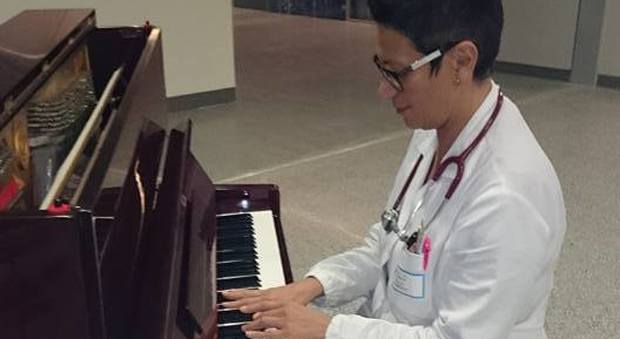 Paola, il medico che cura i pazienti in ospedale con la musica: "Ha guarito anche me"