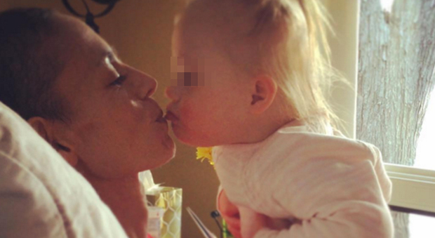L'ultimo bacio della cantante alla sua bimba di due anni prima di morire di cancro