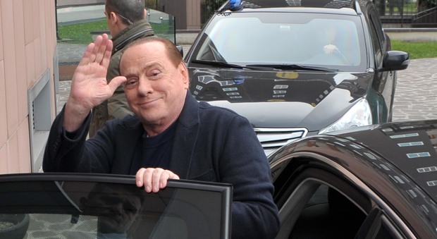 Silvio Berlusconi all'arrivo al San Raffaele (Newpress)