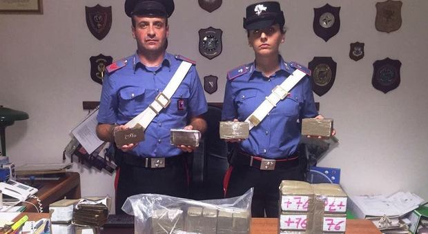 Roma, arrestati "nonni" pusher: 23 chili di hashish nella camera da letto