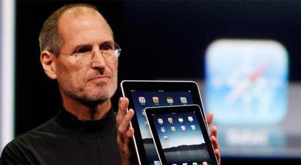 Un fotomontaggio con Steve Jobs e il mini iPad