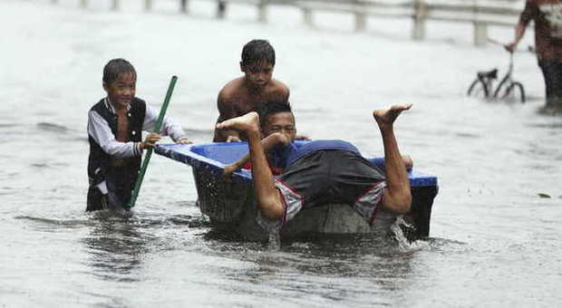 Il tifone Rammasun spazza le Filippine Almeno 15 morti e 450 mila sfollati