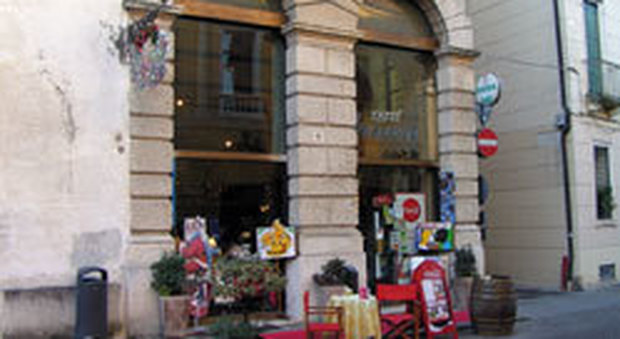 Il bar Minerva si trova in contra' Santa corona, a Vicenza