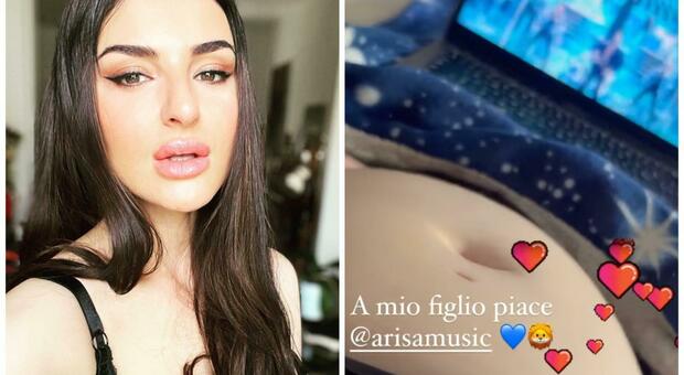 Arisa, la story infiamma Instagram: pancia gonfia e didascalia 'sospetta'. «A mio figlio piace...»