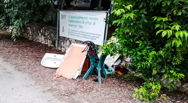 I rifiuti abbandonati sotto il cartello contro gli ecovandali in via Vecchia Trevigiana a Conegliano
