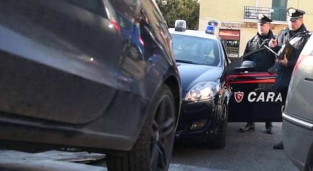 Tivoli, minacciano con armi i dipendenti di un deposito giudiziario per riprendersi la macchina: arrestati due napoletani