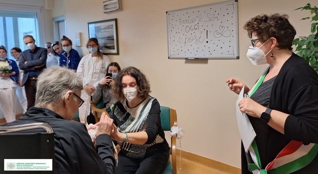 Il matrimonio celebrato in ospedale tra Enrico Gentili e Sabrina Biscaro