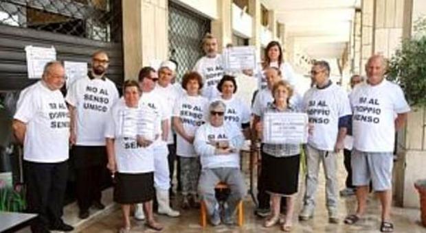 San Benedetto, residenti e negozianti bocciano la viabilità di via Ferri