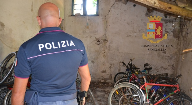 Senigallia, la Polizia trova un deposito di bici rubate nel casolare abbandonato