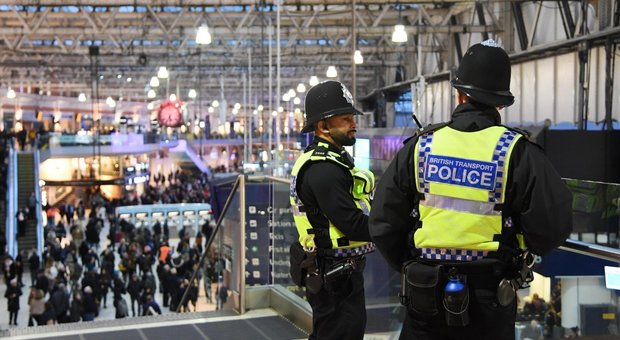 Disattivati 3 pacchi bomba a Londra in stazioni metro e aeroporti, torna allarme terrorismo