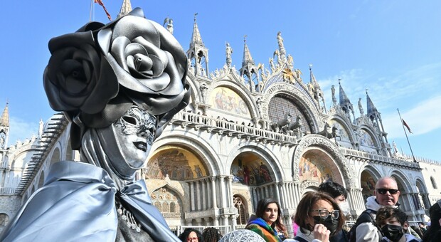 Il Carnevale di Venezia è tornato (ieri a San Marco) e con esso le feste nei palazzi