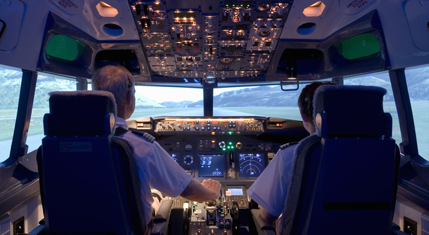 Pilota sviene durante il volo, atterraggio d'emergenza: nessun risarcimento ai passeggeri