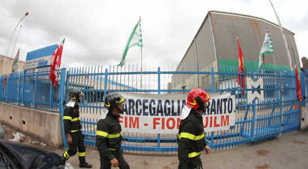 Lavoratori ex Marcegaglia, sospesa la protesta dopo la notte sui tetti