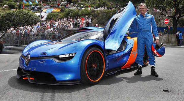 Carlos Tavares, il Direttore Delegato di Renault con il concept della nuova Alpine
