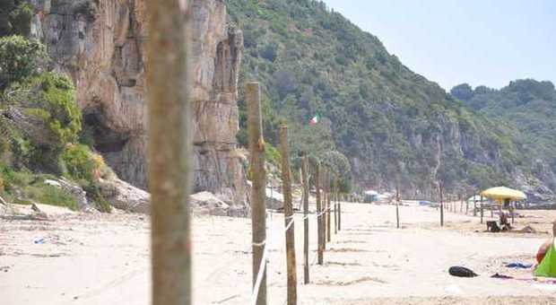 I bagnanti vedono arrivare un cadavere tra le onde: tragedia sulla spiaggia di Gaeta