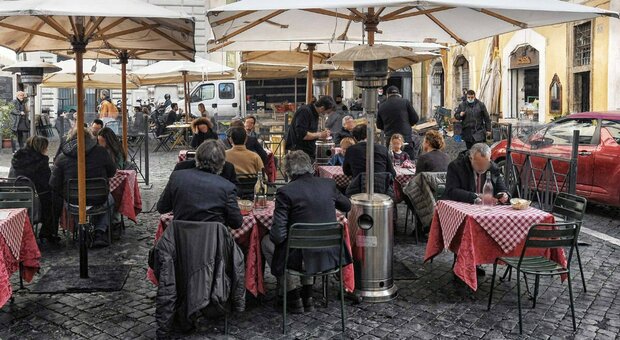 Ristoranti e bar Roma, isole pedonali nei Rioni: piano del Comune per aumentare gli spazi esterni