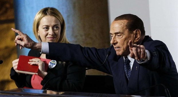 Berlusconi, la telefonata con Giorgia Meloni durante il consiglio dei ministri: «Auguri di pronta guarigione»